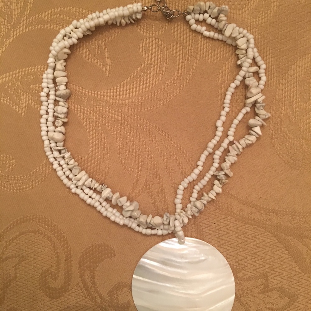 WHITE CORAL STONE & BEAD NECKLACE w/ PENDANT - Picture 3 of 5